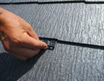 タスペーサー：平板スレート屋根再生塗装時の縁切り部材の写真